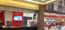  <b>POSTAZIONE 1</b><br />
Schermo led 60 pollici<br />
Postazione: Papppa Pizza - Parco Commerciale Le Fontane<br />
Riferimento: di fianco casse Auchan e servizi del Parco Commerciale